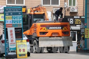 Bơm nhiên liệu cho phương tiện tại một trạm xăng ở Seoul, Hàn Quốc. (Ảnh: Yonhap/TTXVN) 