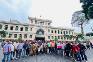 Đoàn khách MICE Ấn Độ tham quan bưu điện TP.HCM.