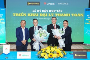 Ông Phùng Duy Khương - Phó tổng giám đốc thường trực phụ trách phía Nam, Giám đốc khối KHCN VPBank (thứ 2 từ trái sang) tại Lễ ký kết