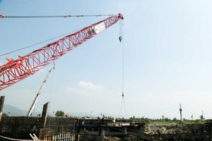 Nhà thầu thi công cầu Hang Son dự án đường ven sông kết nối từ cao tốc Hạ Long - Hải Phòng đến TP. Đông Triều (ảnh chụp ngày 19/11) Ảnh: Quảng Ninh Portal