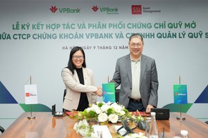 Ông Vũ Hữu Điền – Chủ tịch VPBankS và bà Nguyễn Ngọc Anh – Tổng giám đốc SSIAM tại lễ ký kết hợp tác 