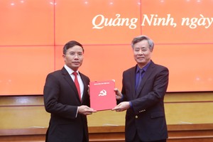Ông Nguyễn Quang Dương, Ủy viên Trung ương Đảng, Phó Ban Tổ chức Trung ương, trao Quyết định cho ông Phạm Đức Ấn, Phó Bí thư Tỉnh ủy Quảng Ninh.