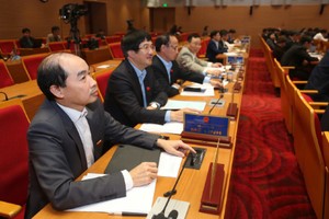 Các đại biểu bấm nút thông qua nội dung Nghị quyết.