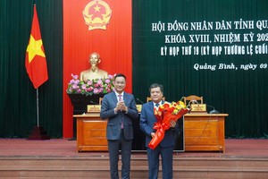 Bí thư Tỉnh ủy Quảng Bình Lê Ngọc Quang tặng hoa chúc mừng Chủ tịch UBND tỉnh Trần Phong.