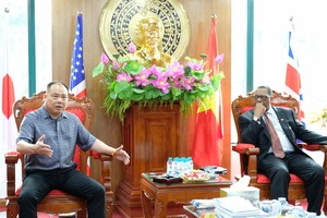 Ông Trương Đình Hải -Chủ tịch HĐQT Tập đoàn Ngân Tín trao đổi với ông Don Williams tại buổi làm việc