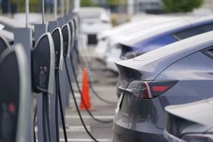 Doanh số bán xe điện toàn cầu tăng cao kỷ lục tháng thứ 3 liên tiếp. Ảnh: AP