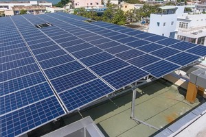 Điện mặt trời áp mái phát triển mạnh trong thời gian qua - ảnh minh hoạ.