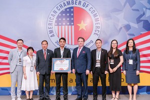 Ông Marc E. Knapper, Đại sứ Mỹ tại Việt Nam trao Giải thưởng cho đại điện AIA Việt Nam