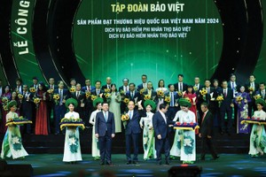Tập đoàn Bảo Việt đón nhận biểu trưng Thương hiệu quốc gia Việt Nam năm 2024 từ Thủ tướng Phạm Minh Chính và Bộ trưởng Bộ Công thương Nguyễn Hồng Diên. (Ảnh: Thành Đạt)