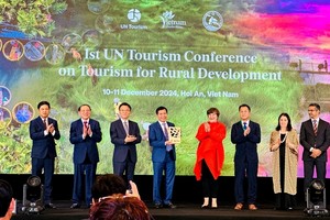 Tổ chức Du lịch Liên Hợp Quốc (UN Tourism) đã trao danh hiệu Làng du lịch tốt nhất cho làng rau Trà Quế (Hội An, Quảng Nam).
