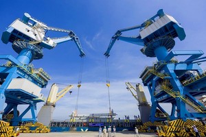 Bốc, xếp hàng hóa tại cảng Dung Quất, tỉnh Quảng Ngãi. (Ảnh: TTXVN)