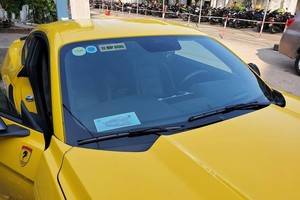 Xe ô tô kinh doanh vận tải hành khách theo hợp đồng phải có phù hiệu "XE HỢP ĐỒNG" dán cố định tại góc trên bên phải ngay sát phía dưới vị trí của Tem kiểm định, mặt trong kính chắn gió phía trước của xe. 