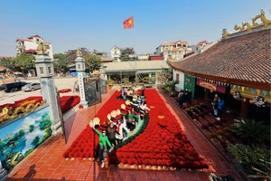 Sản phẩm du lịch làng nghề tăm hương Quảng Phú Cầu đưa Ứng Hòa dần khẳng định vị trí điểm đến du lịch phía Nam thành phố. Ảnh: Hồng Hạnh.