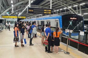 Chuyến tàu Metro số 1 mang số hiệu 1700 gặp lỗi khi tới nhà ga Ba Son 