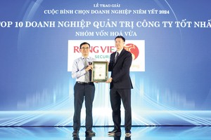 Đại diện Rồng Việt đón nhận giải thưởng tại Cuộc bình chọn Doanh nghiệp niêm yết 2024