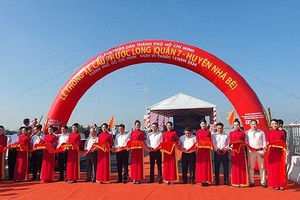 Sau 13 tháng thi công, cầu Phước Long chính thức thông xe sáng 30/12. 