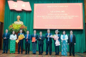 Lãnh đạo tỉnh Thừa Thiên Huế trao quyết định Thành lập Đảng bộ quận Thuận Hoá trực thuộc Đảng bộ Thành phố Huế (mới)