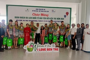 Lãnh đạo ngành du lịch tỉnh và TP. Bến Tre chúc mừng và tặng quà lưu niệm cho đoàn du khách quốc tế