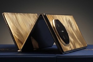 Điện thoại gập ba bằng vàng 18K, giá hơn 2,5 tỷ đồng. Ảnh: Caviar 