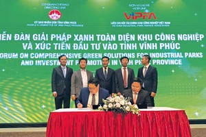 Chủ tịch UBND tỉnh Vĩnh Phúc ký biên bản hợp tác ghi nhớ với Tập đoàn Kinderworld tại sự kiện 