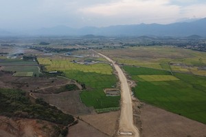 Khánh Hòa đang gặp một số khó khăn khi tách dự án bồi thường, hỗ trợ, tái định cư, giải phóng mặt bằng ra khỏi dự án đầu tư vì hiện tại chưa có quy định cụ thể về nội dung hồ sơ Báo cáo nghiên cứu khả thi Dự án Bồi thường, giải phóng mặt bằng. 