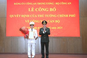 Tân Thứ trưởng Bộ Công an Đặng Hồng Đức nhận Quyết định.