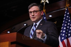 Chủ tịch Hạ viện Mỹ Mike Johnson phát biểu tại cuộc họp báo ở Washington, D.C. Ảnh: THX/TTXVN