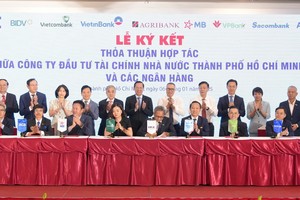 Đại diện Sacombank – ông Huỳnh Thiên Phú (Giám đốc Trung tâm phát triển kinh doanh Doanh nghiệp) cùng các ngân hàng thực hiện ký kết hợp tác với HFIC