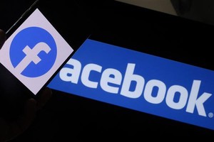 Biểu tượng của Facebook trên màn hình điện thoại thông minh. Ảnh: AFP/TTXVN