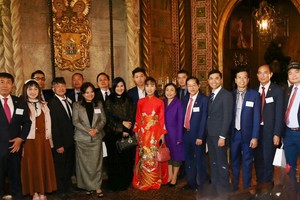 Đoàn công tác tại dinh thự Mar-a-Lago