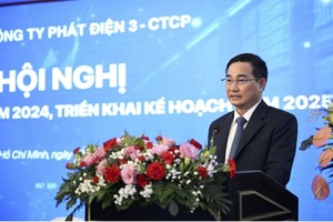 Ông Lê Văn Danh – Thành viên HĐQT, Tổng giám đốc Tổng công ty Phát điện 3 báo cáo tại Hội nghị