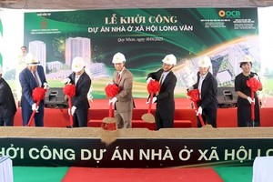 Các đại biểu thực hiện nghi thức khởi công Dự án Nhà ở xã hội Long Vân. Ảnh: Kim Loan. 