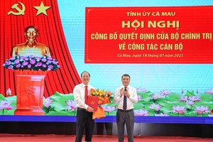 Trưởng ban tổ chức Lê Minh Hưng trao Quyết định chúc mừng tân Bí thư tỉnh ủy Cà Mau Nguyễn Hồ Hải. Ảnh: Báo Cà Mau online