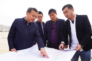 Phó chủ tịch UBND tỉnh Quảng Trị Lê Đức Tiến (ngoài cùng, trái ảnh) trong một chuyến kiểm tra tiến độ thi công dự án Kho Xăng dầu Việt Lào