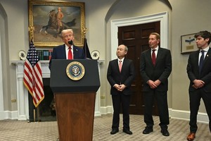 Tổng thống Mỹ Donald Trump phát biểu về hạ tầng trí tuệ nhân tạo (AI) vào ngày 21/1 tại Phòng họp Roosevelt, Nhà Trắng, dưới sự chứng kiến của đại diện Softbank, Oracle và OpenAI. Ảnh: AFP 