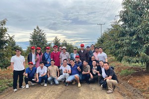 Các nhà đầu tư trẻ đi thăm trang trại trồng sầu riêng của Hoàng Anh Gia Lai cùng Chủ tịch Hội đồng quản trị Đoàn Nguyên Đức
