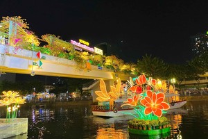 Chợ hoa với nhiều bối cảnh được đầu tư trên bến, dưới thuyền quy mô, nổi bật. 