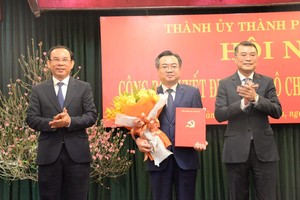 Bí thư Thành ủy TP.HCM Nguyễn Văn Nên và Trưởng Ban Tổ chức Trung ương Lê Minh Hưng trao Quyết định và tặng hoa chúc mừng ông Nguyễn Thanh Nghị. Ảnh: Anh Thơ