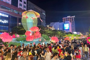 TP.HCM: Đông đảo người dân và du khách thưởng ngoạn đường hoa Nguyễn Huệ Tết Ất Tỵ 2025 