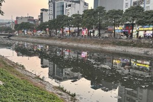 Sông Tô Lịch có chiều dài 14,6 km, chảy qua 6 quận, huyện và là trục tiêu thoát nước chính của Hà Nội. (Ảnh: Thanh Vũ) 