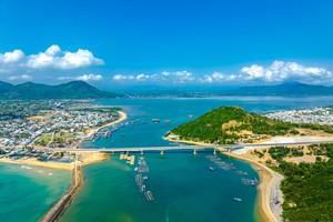 Bình Định đầu tư đường nối Quốc lộ 1 đến đường ven biển, kết nối Cảng Đề Gi. Trong ảnh: Đường ven biển đoạn đi qua Cảng Đề Gi (Ảnh: Dũng Nhân).