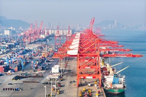 Quang cảnh cảng hàng hóa tại tỉnh Giang Tô, Trung Quốc. Ảnh: THX/TTXVN