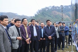 Thứ trưởng Nguyễn Danh Huy (người thứ hai từ bên trái) trong khảo sát thực tế tại các địa phương để phục vụ công tác báo cáo thẩm tra Dự án đầu tư xây dựng tuyến đường sắt Lào Cai - Hà Nội - Hải Phòng. 