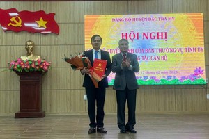 Phó Bí thư Thường trực Tỉnh ủy Quảng Nam ông Nguyễn Đức Dũng trao quyết định điều động cho ông Thái Hoàng Vũ.