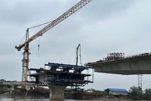 Tại công trường thi công cầu Tiên Thanh thuộc dự án đầu tư xây dựng tuyến đường từ Đường tỉnh 354 huyện Tiên Lãng đến Quốc lộ 10 huyện Vĩnh Bảo, các đơn vị thi công đang gấp rút đẩy nhanh tiến độ 