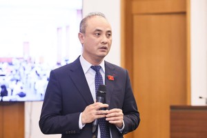 Phó chủ nhiệm Uỷ ban Khoa học, Công nghệ và Môi trường Nguyễn Phương Tuấn trả lời tại cuộc họp báo. 