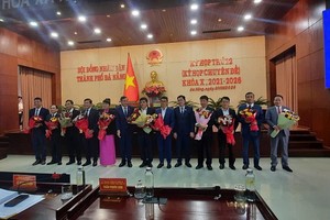 Bí thư Thành ủy Đà Nẵng Nguyễn Văn Quảng (trái) và ông Ngô Xuân Thắng, Chủ tịch HĐND thành phố Đà Nẵng tặng hoa chúc mừng ông Đoàn Ngọc Hùng Anh được bầu giữ chức Phó chủ tịch HĐND thành phố nhiệm kỳ 2021 - 2026. Ảnh: Linh Đan