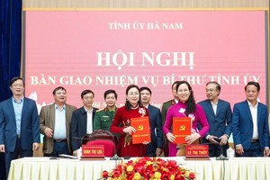 Ủy viên Trung ương Đảng, Phó Bí thư chuyên trách Đảng ủy Chính phủ, nguyên Bí thư Tỉnh ủy, nguyên Chủ tịch HĐND tỉnh Lê Thị Thủy và Phó Bí thư Thường trực Tỉnh ủy Đinh Thị Lụa ký bàn giao nhiệm vụ Bí thư Tỉnh ủy. Ảnh Báo Hà Nam