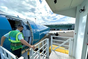 Tổng sản lượng hàng khách mà Cảng hàng không quốc tế Phú Quốc đã phục vụ trong năm 2024 là 4,143 triệu lượt, trong đó quốc nội là 2,3 triệu hành khách và quốc tế là 1,843 triệu hành khách (nguồn: ACV). 