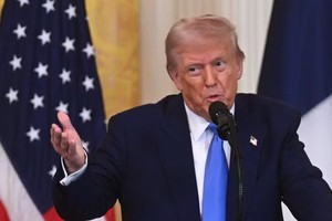 Tổng thống Mỹ Donald Trump phát biểu trong cuộc họp báo chung với Tổng thống Pháp Emmanuel Macron tại Nhà Trắng, Washington, D.C., vào ngày 24/2.2025. Ảnh: AFP